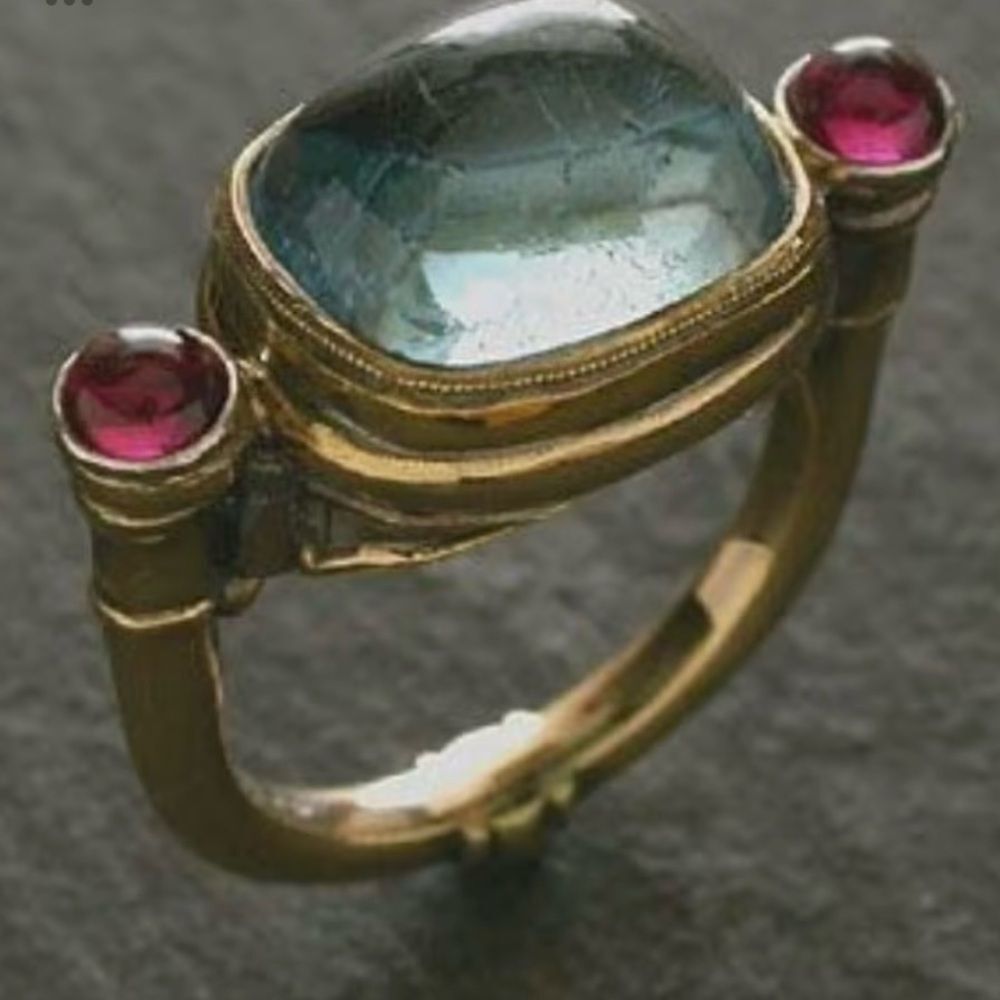 💕NEW Stunning & Unique Gold Ring with Bluish and Red Stones 💕